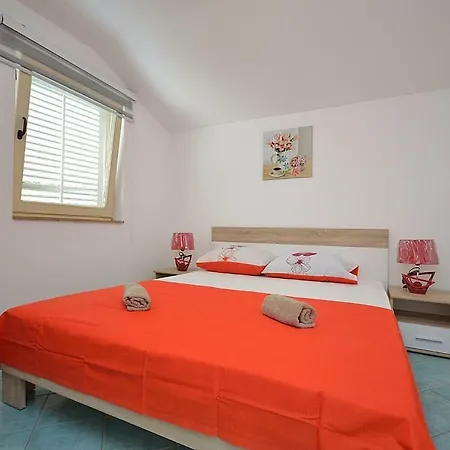 Ana * Tribunj (Sibenik-Knin)