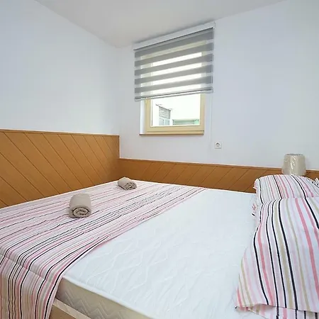 Ana * Tribunj (Sibenik-Knin)